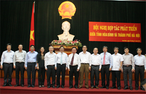 Lãnh đạo chủ chốt tỉnh ta và thành phố Hà Nội tại Hội nghị hợp tác phát triển giữa 2 tỉnh, thành phố.